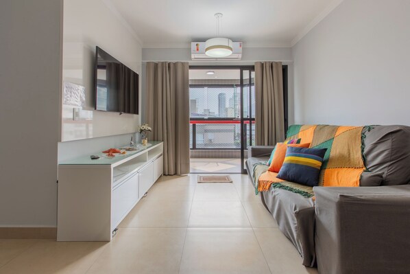 TV, table football, ping pong - Apartamento 2 Quartos, Piscina, Garagem, Churrasqueira, ar e 2 WC no Guarujá (Jardim Santa Genoveva Guarujá)