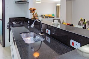 Fridge, microwave, oven, stovetop - Apartamento 2 Quartos, Piscina, Garagem, Churrasqueira, ar e 2 WC no Guarujá (Jardim Santa Genoveva Guarujá)