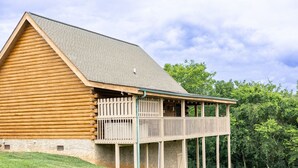 A log cabin with a balcony and a covered porch. - Eagle Eye Cabin in the Smokies (Sevierville)