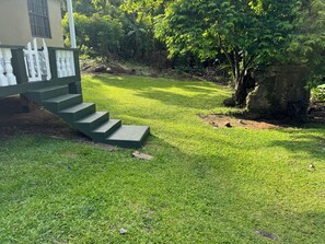 Property grounds - Cozy 2-bedroom house among the trees With WiFi and AC, Close to a Beach (mahot)