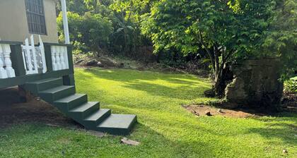 Cozy 2-bedroom house among the trees With WiFi and AC, Close to a Beach