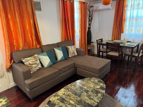 Cozy 2-bedroom house among the trees With WiFi and AC, Close to a Beach