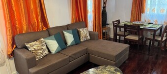 Cozy 2-bedroom house among the trees With WiFi and AC, Close to a Beach