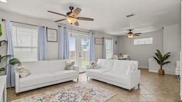 Een smart-tv en boeken