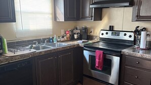 Microwave, oven, stovetop, dishwasher - 3-bedroom Mobile Home in enchanting Thunderbolt with WiFi, AC (Thunderbolt)
