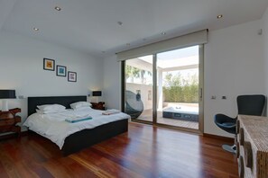 4 chambres, bureau, fer et planche à repasser, lit parapluie