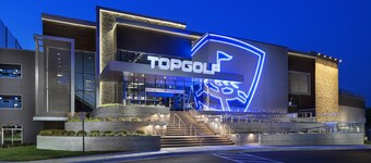 Lush Hideaway: Serenity with Hot Tub and Pool, 6 mins from Kings Island