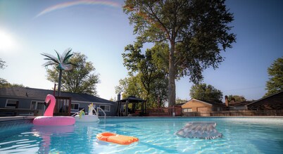 Lush Hideaway: Serenity with Hot Tub and Pool, 6 mins from Kings Island
