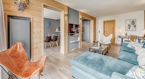 Living area - 200m from resort center, 3rd floor, view lake, balcony, ski locker, 120m², Tignes (Tignes)