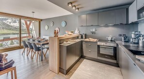 Fridge, microwave, oven, dishwasher - 200m from resort center, 3rd floor, view lake, balcony, ski locker, 120m², Tignes (Tignes)