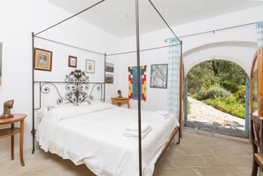 7 bedrooms, iron/ironing board, WiFi, bed sheets