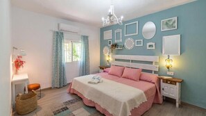 3 bedrooms, iron/ironing board, WiFi, bed sheets