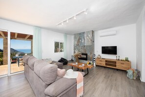 Televisie en een open haard