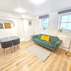 TV - Elegant Garden Apartment near Tufnell Park St (Greater London)