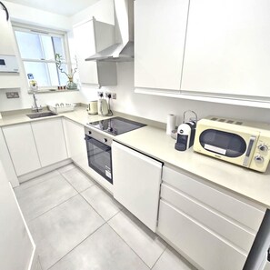 Fridge, microwave, oven, stovetop - Elegant Garden Apartment near Tufnell Park St (Greater London)