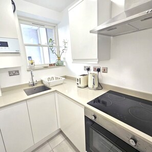 Jääkaappi, mikroaaltouuni, uuni, liesi