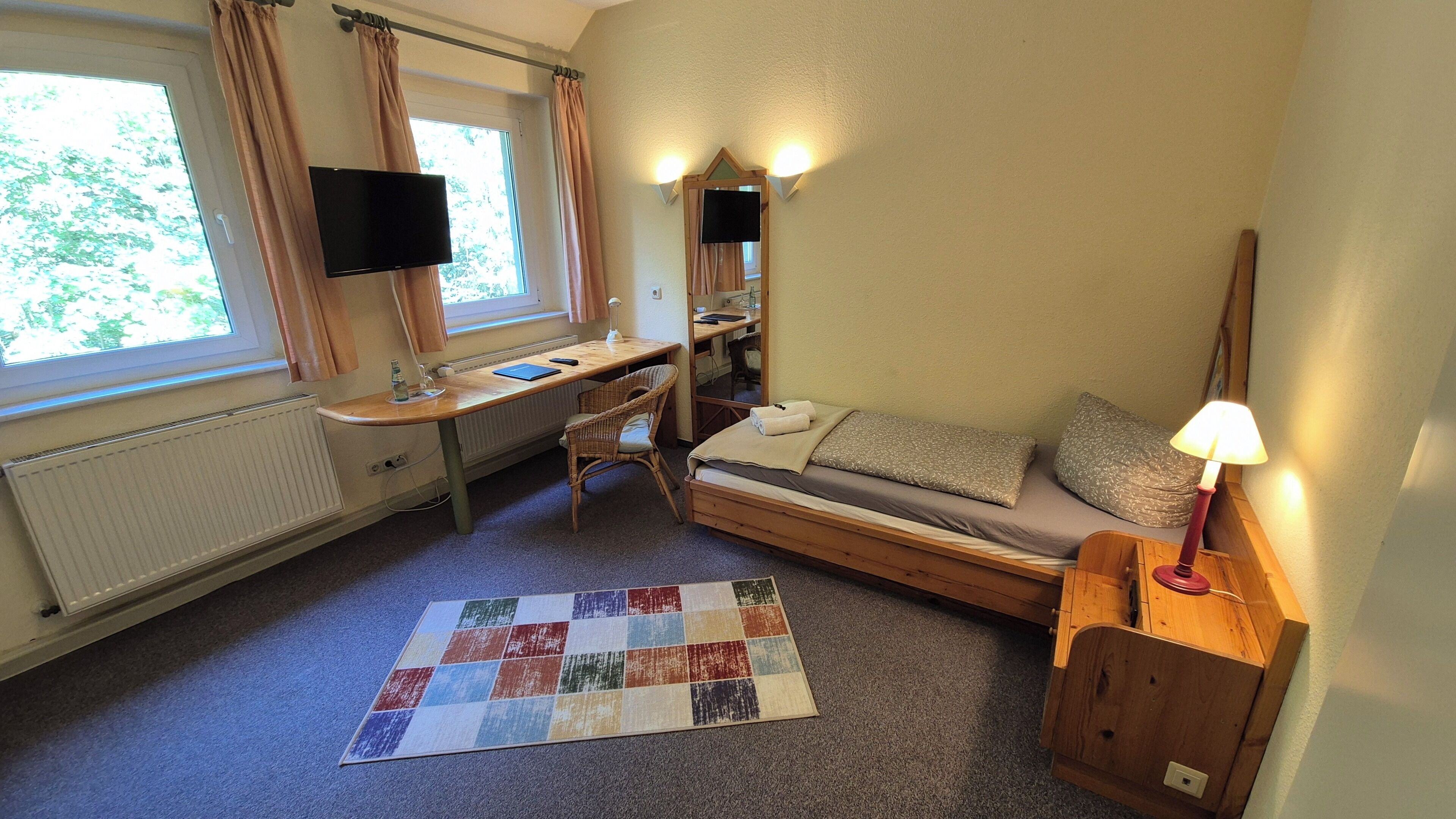 Einzelzimmer | Schreibtisch, laptopgeeigneter Arbeitsplatz, schallisolierte Zimmer