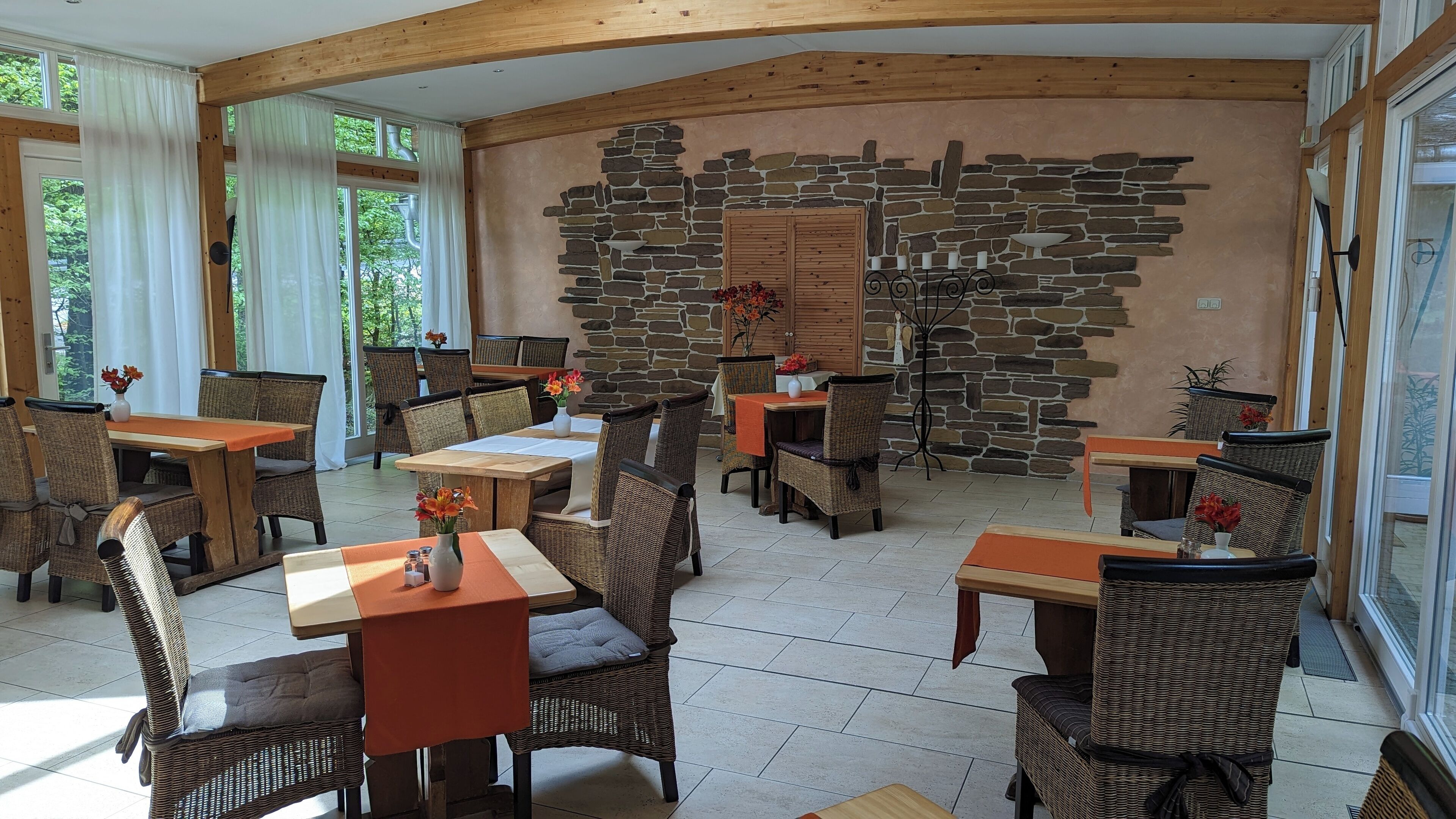 Daily full breakfast (EUR 14 per person)