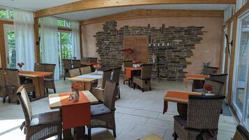 Daily full breakfast (EUR 14 per person)