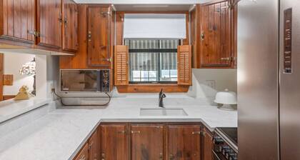 Walk to Main! Hot Tub, Fire Pit, Texas Charm