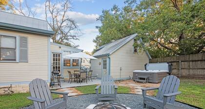 Walk to Main! Hot Tub, Fire Pit, Texas Charm