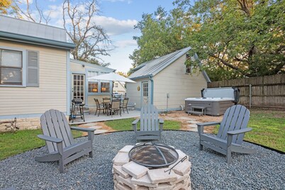 Walk to Main! Hot Tub, Fire Pit, Texas Charm
