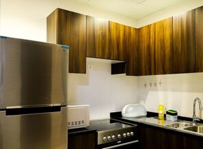 Jääkaappi, mikroaaltouuni, uuni, liesi