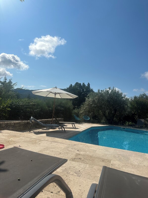 A swimming pool with lounge chairs and an umbrella, surrounded by trees and a stone wall. - Exklusive Landhausvilla, gr. Pool, gr. Garten, Ruhig, 5 Gehmin. zum Dorf (Bargemon)