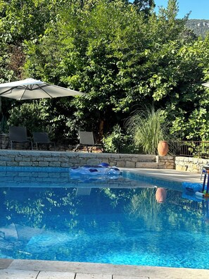 A swimming pool with clear blue water, surrounded by stone walls and lush green trees. - Exklusive Landhausvilla, gr. Pool, gr. Garten, Ruhig, 5 Gehmin. zum Dorf (Bargemon)