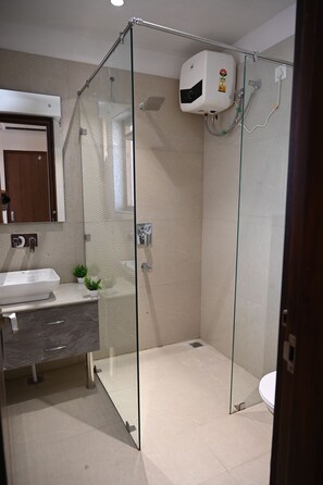 Sèche-cheveux, serviettes fournies, savon, shampoing