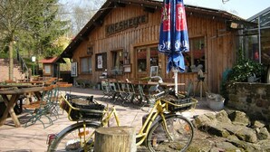 Ein Holzhaus mit einem Schild, auf dem "Kneshecke" steht.
