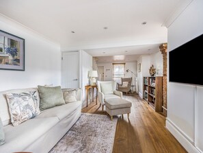 Living area - Charming Chichester Home w Garden - Pass The Keys (Chichester)