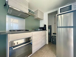 ثلاجة، ميكروويف، فرن، موقد طهي مسطح