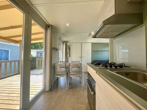 ثلاجة، ميكروويف، فرن، موقد طهي مسطح