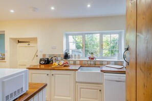 Fridge, oven, dishwasher, cookware/dishes/utensils