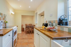 Fridge, oven, dishwasher, cookware/dishes/utensils