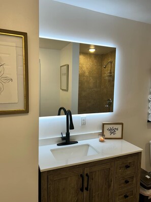 Dusche, Haartrockner, Handtücher, Seife