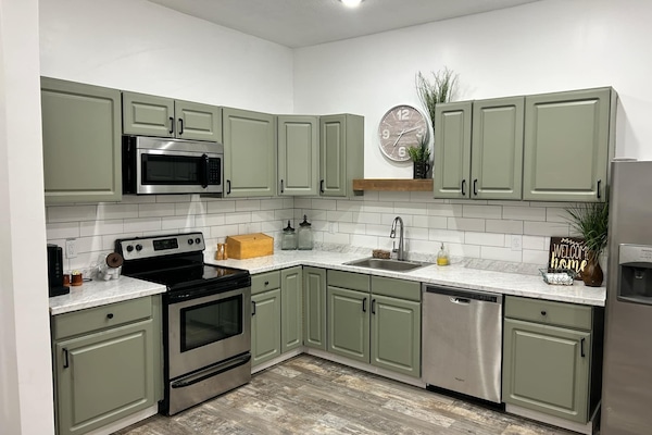 Køleskab, mikrobølgeovn, ovn, kogeplade