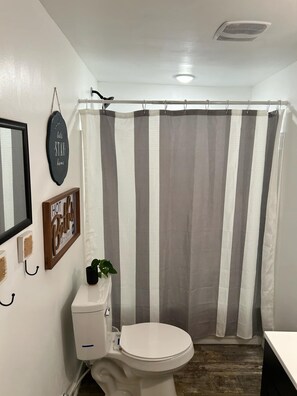 Shower, hair dryer, towels, soap - Spacious townhome convenient to everything! Great rates!! ⭐⭐⭐⭐⭐
 (Mena)