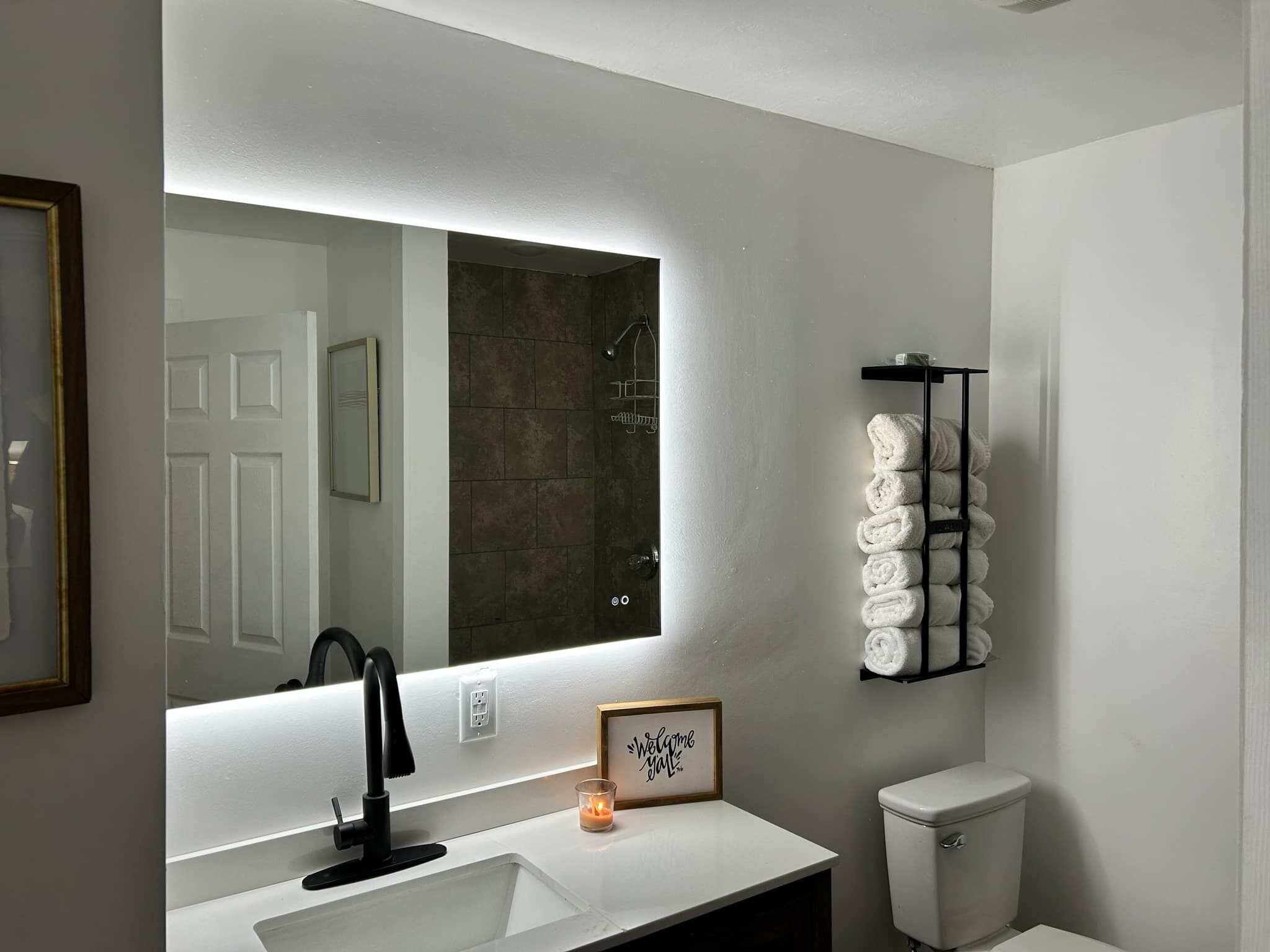 Douche, sèche-cheveux, serviettes fournies, savon