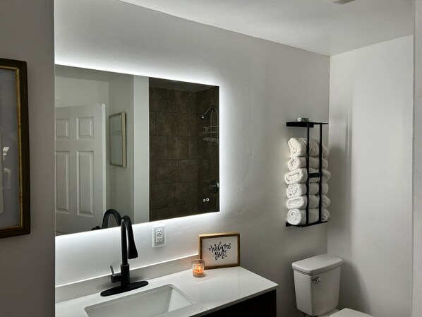 Shower, hair dryer, towels, soap - Spacious townhome convenient to everything! Great rates!! ⭐⭐⭐⭐⭐
 (Mena)