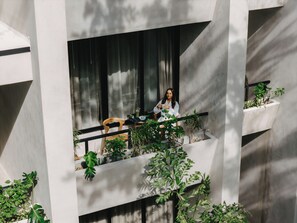 Canopy Suite + Private Balcony | Literie de qualité supérieure, matelas Tempur-Pedic, minibar