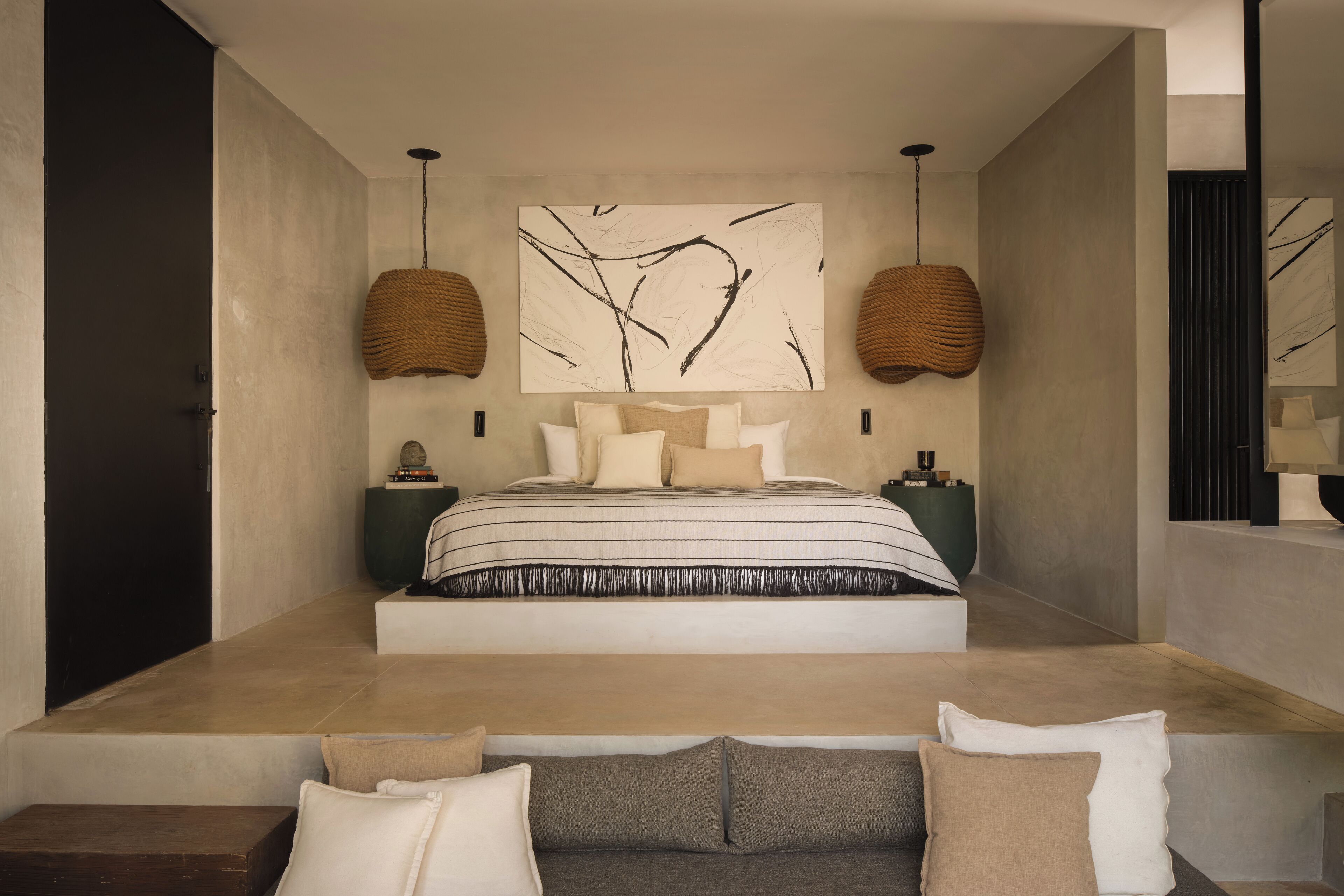 Seprai premium, tempat tidur Tempur-Pendic, minibar, dan brankas