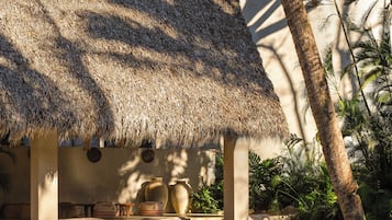 3 piscines extérieures, parasols de plage, chaises longues