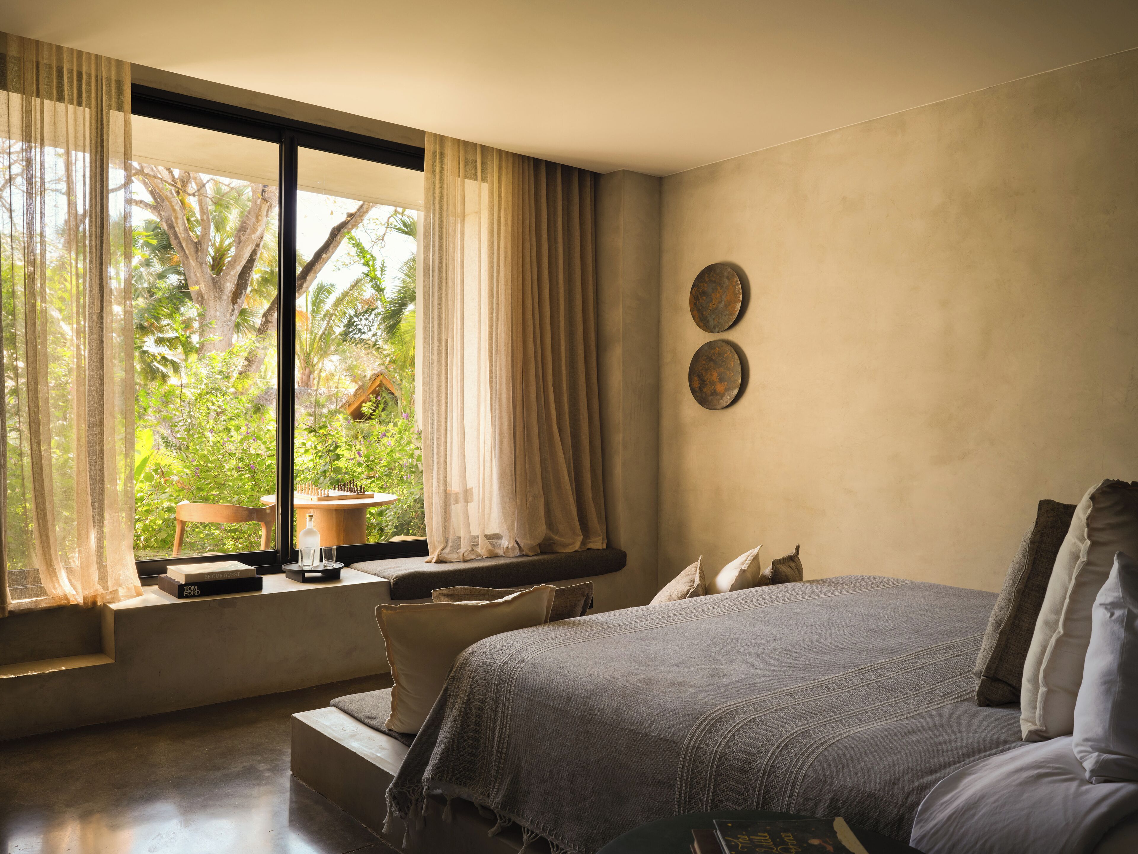 Chambre, terrasse (Selva Suite) | Literie de qualité supérieure, matelas Tempur-Pedic, minibar