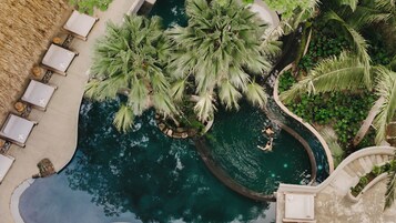 3 室外游泳池，池畔遮阳伞，日光浴躺椅