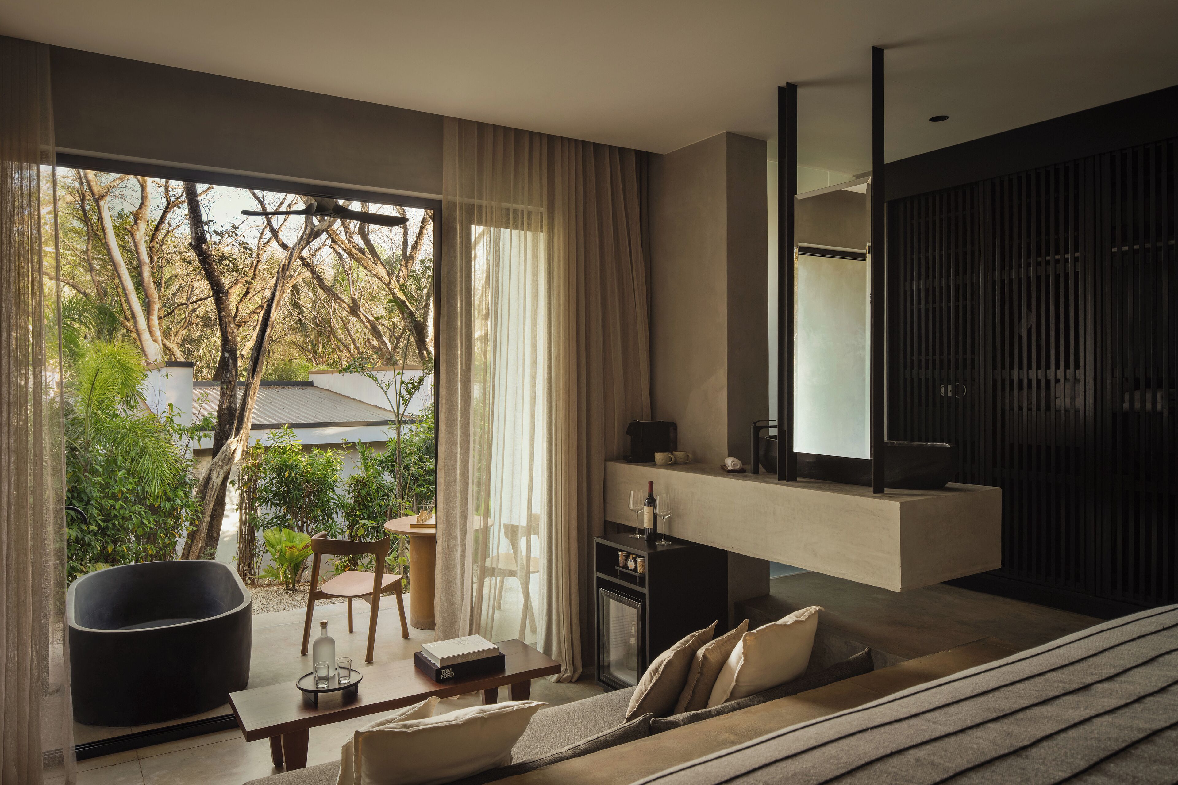 Una sala moderna con un sofá, una mesa de comedor y una zona de cocina.