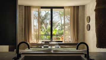 Canopy Suite + Private Balcony | Bad | Hårføner, badekåper, tøfler og håndklær