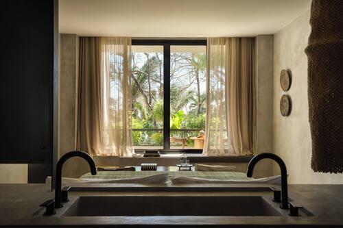 Estudi en suite Deluxe | Bany | Assecador de cabells, barnussos, sabatilles i tovalloles