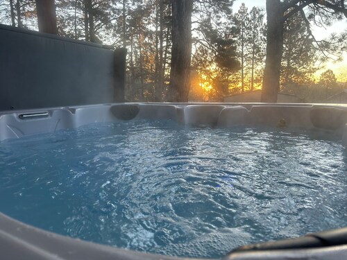MOUNTAIN OASIS NESTLED IN THE PINES. HOT TUB. TRAILS-PICKLEBALL-THEATRE ROOM
